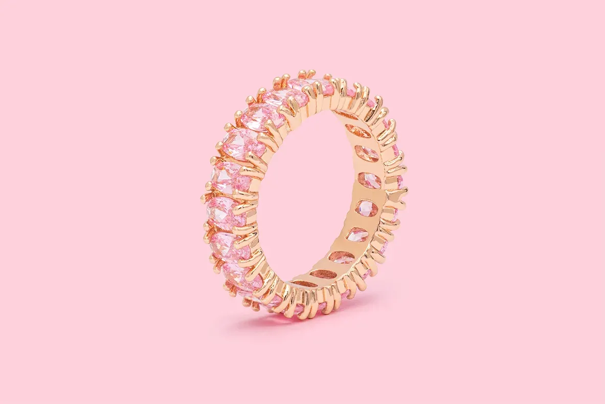 Bague de pierres roses sur fond rose