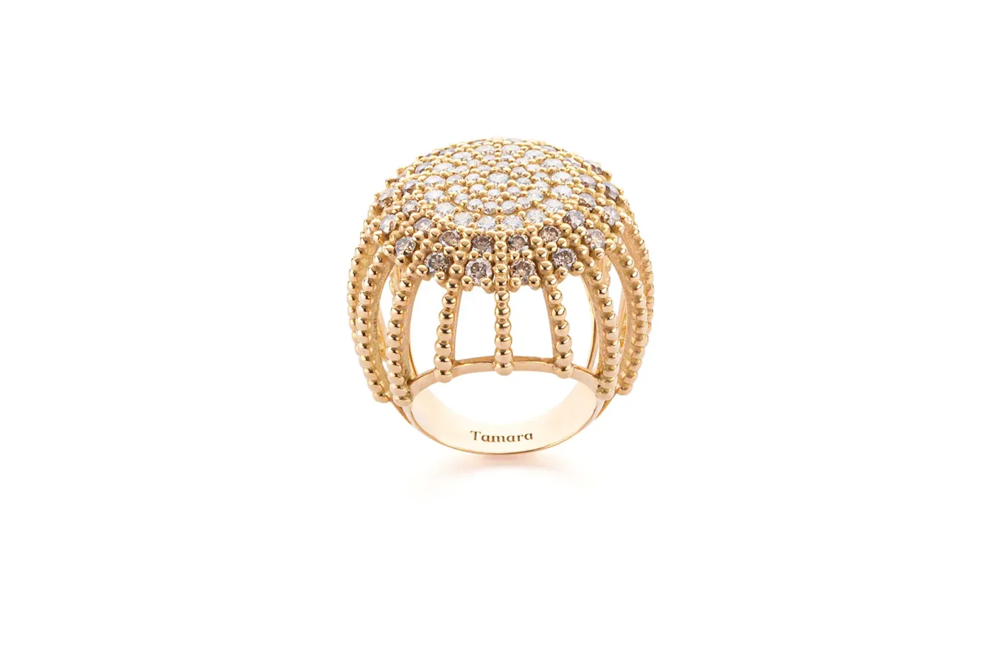 Packshot d’une bague en or sertie de diamants sur fond blanc