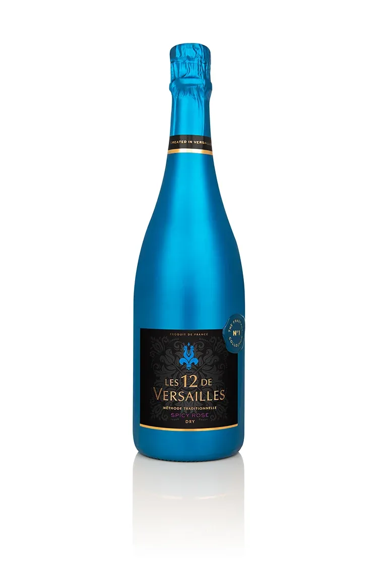 Bouteille de champagne bleue sur fond blanc