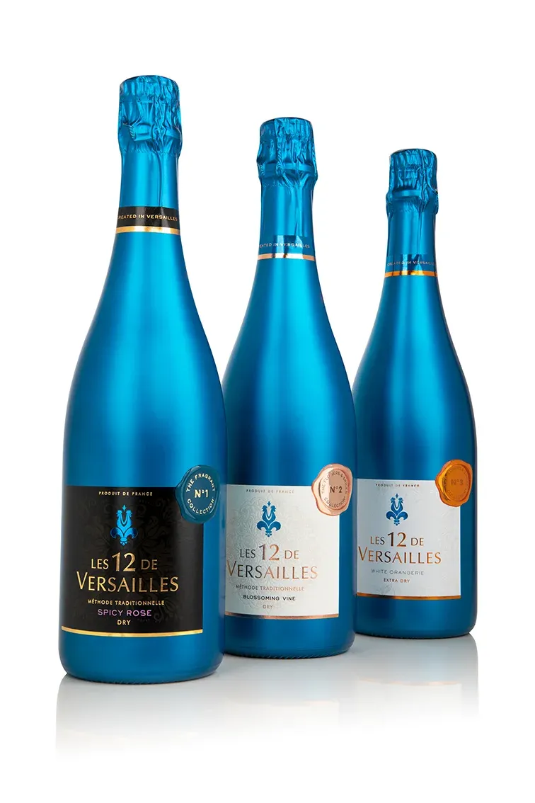 Trois bouteilles de champagne bleues en packshot