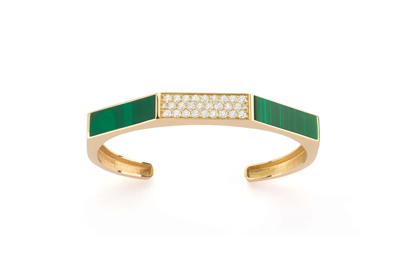 Manchette en or, malachite et diamants sur fond blanc