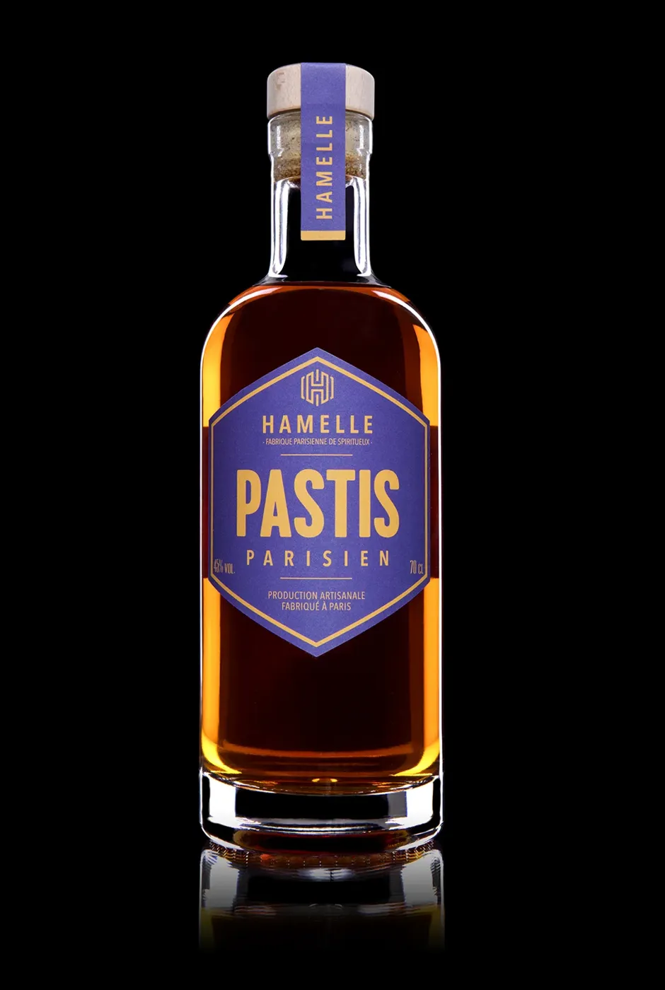 Bouteille de pastis photographiée en packshot sur fond noir